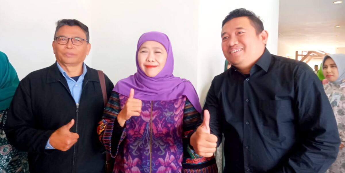 Tampak depan sebelah kiri, Pelaku Wisata serta Wakil Garuda Wisata Nusantara, Gubenur Jawa Timur, CEO Garuda Wisata Nusantara ketika di tempat kegiatan Muslimat NU se-Jawa Timur.
