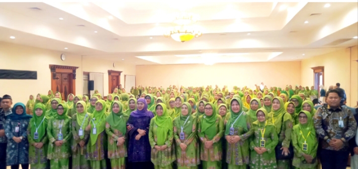 Tampak Ketua Umum Muslimat NU bersama Muslimat se Jawa Timur.