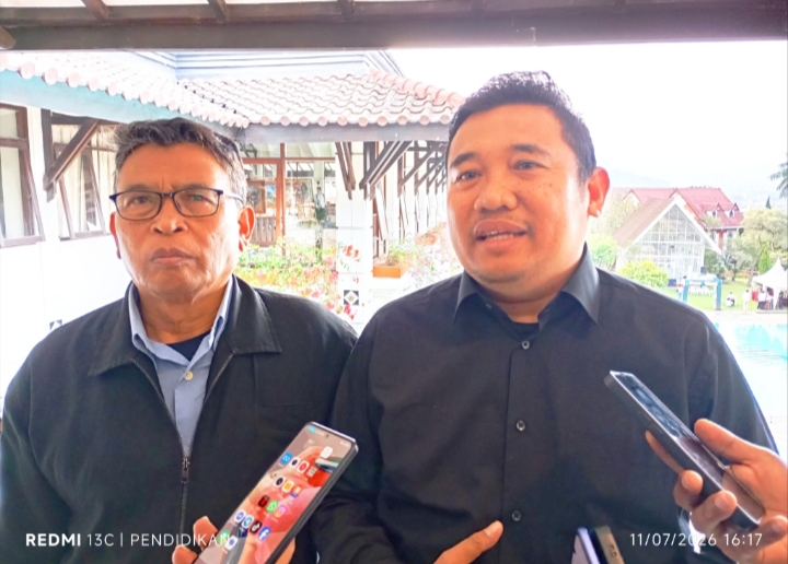Tampak Wakil Ketua Garuda Wisata Nusantara bersama CEO Garuda wisata Nusantara ketika memberikan keteranganya ke awak media.