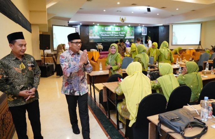 Wali Kota Batu ketika memberi salam dan hormat kepada para Muslimat. 