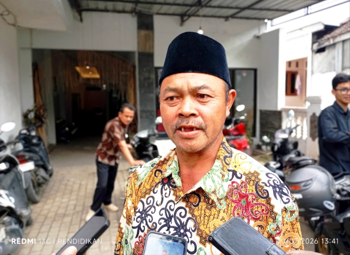 Kepala Desa Tawangsari ketika memberikan keteranganya ke awak media. 