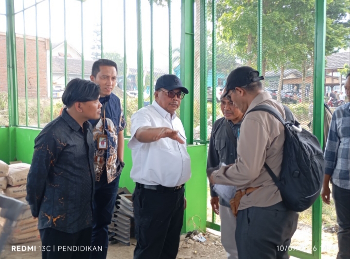 Dirjen PSP Kementerian Pertanian, Dr. Hermanto ketika men survey kelokasi. 