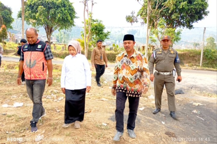 Tampak Camat Pujon, Wakil Bupati Kabupaten Malang, Kepala Desa Tawangsari ketika survei lokasi. 