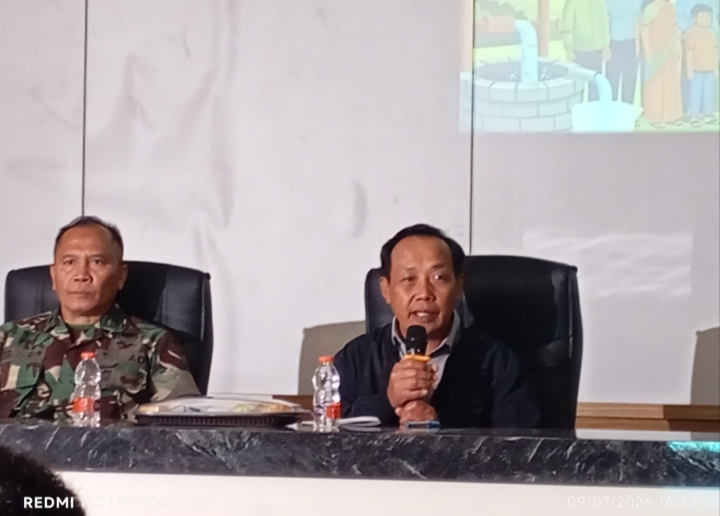 Kepala Desa Sumberbrantas ketika memberikan sambutanya. 