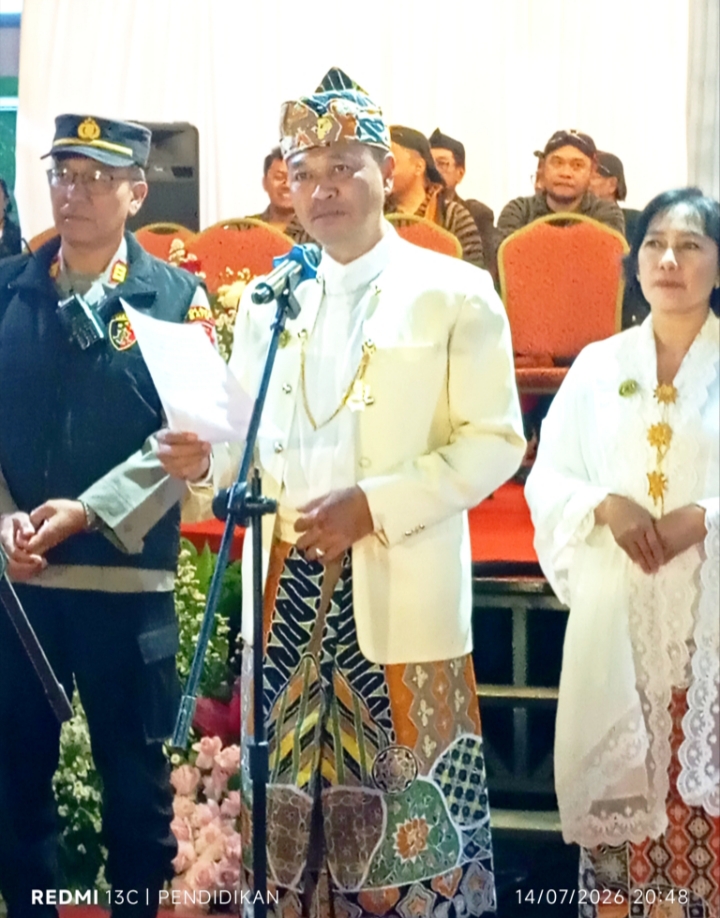 Camat Bumiaji, Thomas Maydo, S. Sos ketika prosesi penerimaan tumpeng dari setiap desa. 