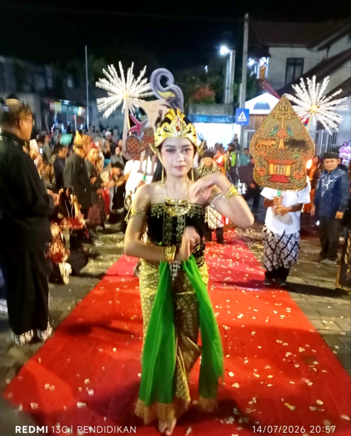 Pengiring tumpeng dengan menampilkan kesenian adat serta budaya yang berada disetiap desa. 