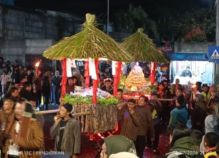 Salah satu penampilan Tumpeng yang di bawah oleh salah satu desa. 