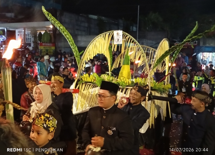 Tampak suasana gotong royong guyub rukun dalam membawa tumpeng. 