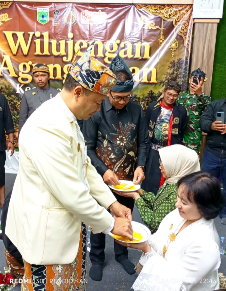 Salah satu prosesi yang sakral didalam Wilujengan Suran Agung yang dilakukan oleh Wali Kota Batu dan Camat Bumiaji. 