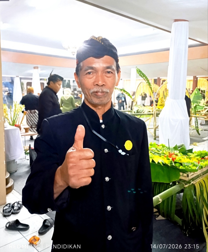 Ketua LABUNI ( Lembaga Adat Budaya dan Seni ) Kec. Bumiaji, Sukadi ketika disela sela acara. 