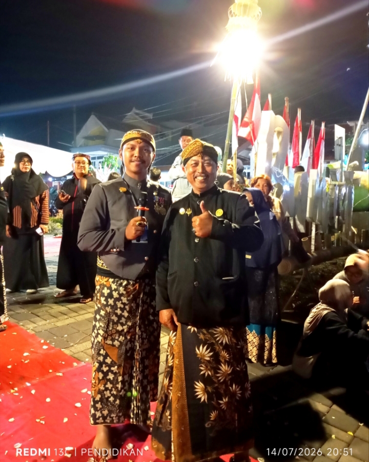 Tampak salah satu Dalang dari Desa Sumber Gondo dan Lembaga Adat ketika di Kegiatan Wilujengan Suran Agung. 