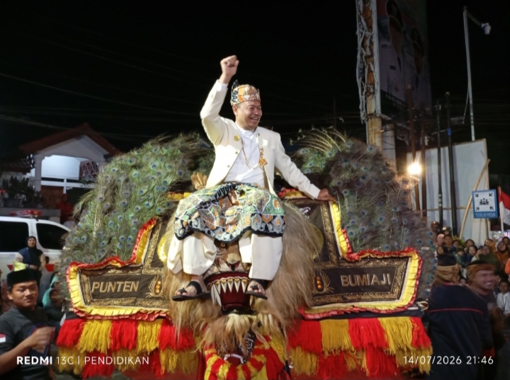 Tampak Camat Bumiaji ketika duduk diatas Reog member salam kepada ribuan masyarakat. 