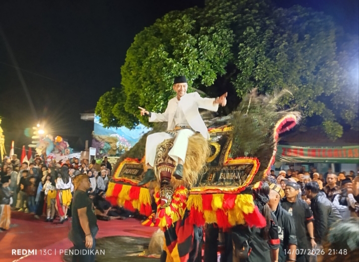 Tampak Kepala Desa Bulukerto menari diatas Reog sebagai ungkapan syukur pelestarian Adat dan budaya. 