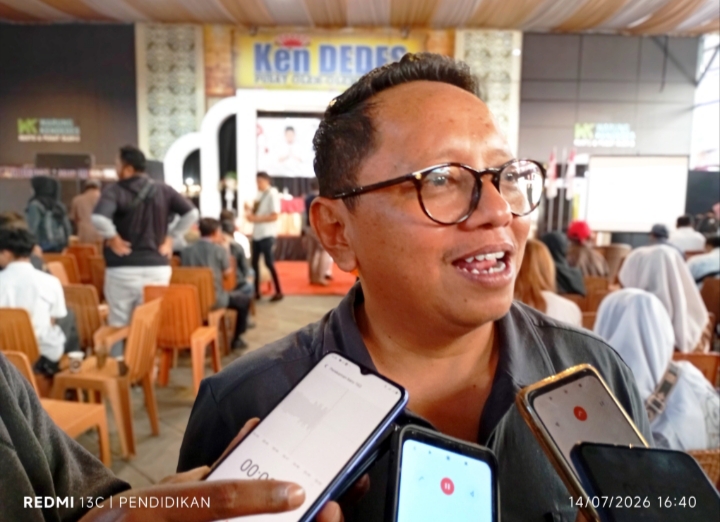Anggota Komisi A DPRD Jawa Timur, sekaligus Ketua DPC PDI Perjuangan Kota Batu ketika memberikan keteranganya ke awak media. 