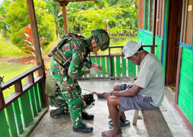 Tampak petugas interaksi kepada masyarakat perihal kesehatan.