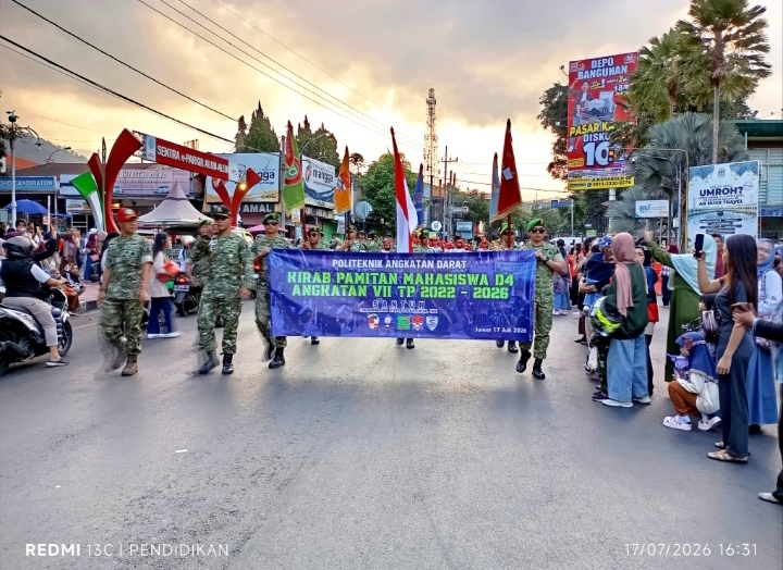 Tampak barisan Poltekad dengan langkah penuh semangat telah sampai di Alun Alun Kota Batu, serta melakukan parade.