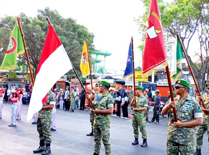 Tampak panji panji dan bendera merah putih berkibar pada tampilan terdepan kirab Lokananta.