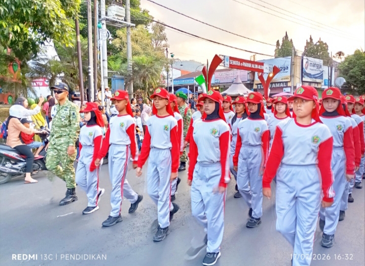 Tampak Tentara Cilik Poltekad ( TCP ) dengan antusias dan penuh semangat.