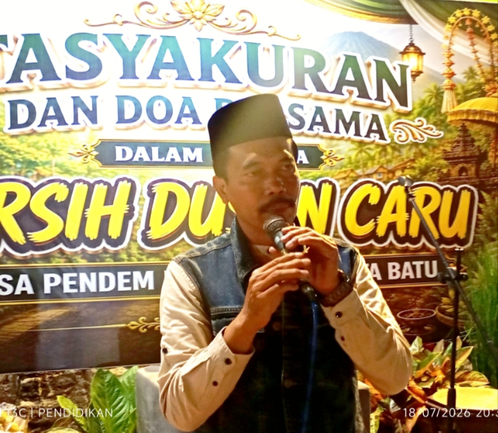 Kepala Desa Pendem ketika memberikan apresiasinya.