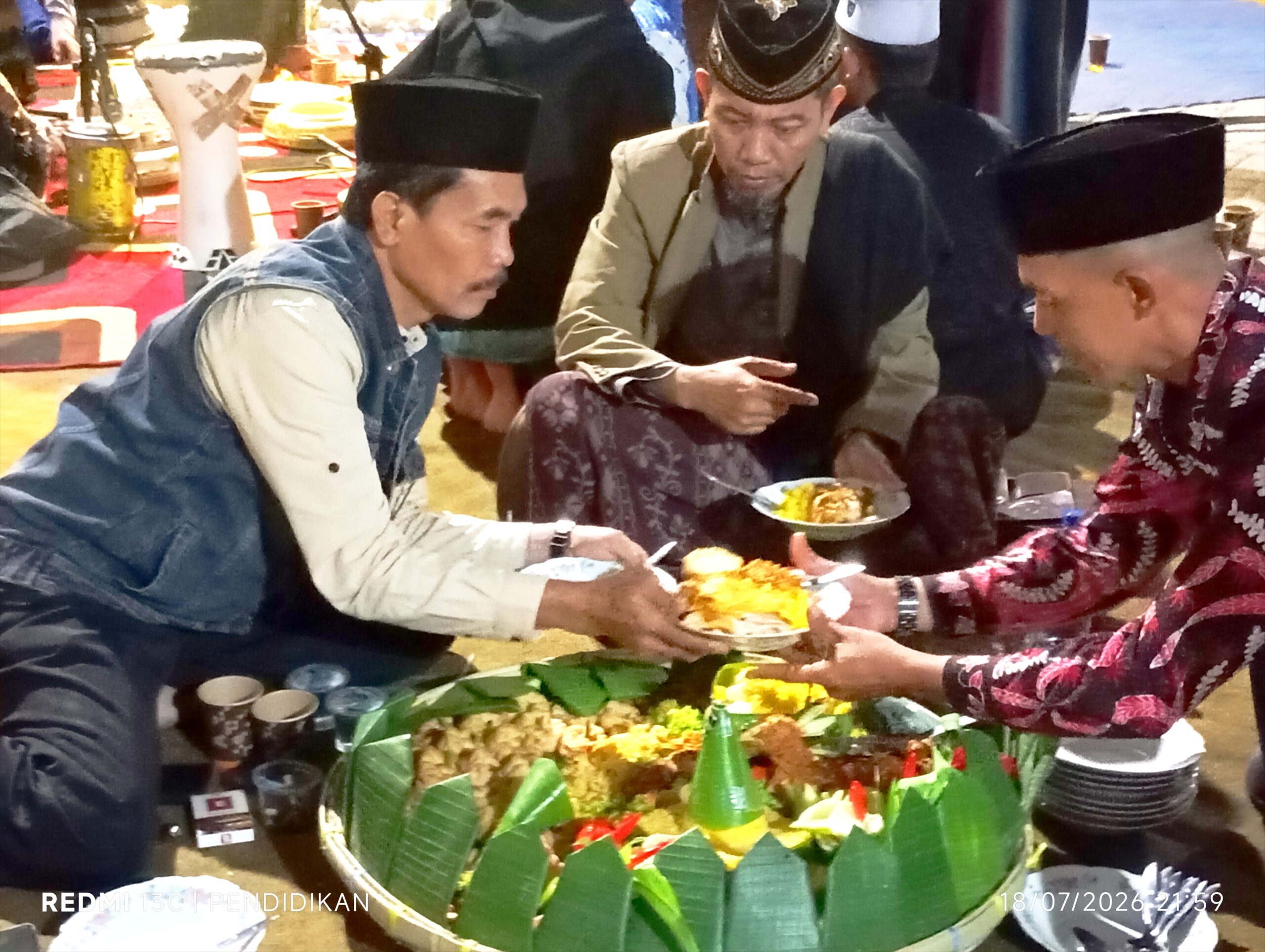 Tampak juga Kepala Desa, Ustad dan tokoh masyarakat prosesi pemotongan tumpeng sebagai tanda ungkapan rasa syukur kepada Tuhan Yang maha Esa.