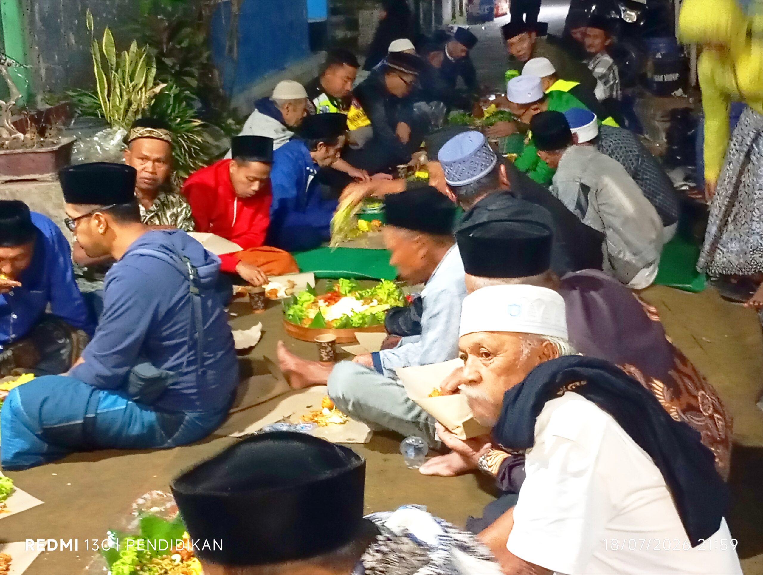 Tampak secara bersama sama menikmati tumpeng keberkahan.
