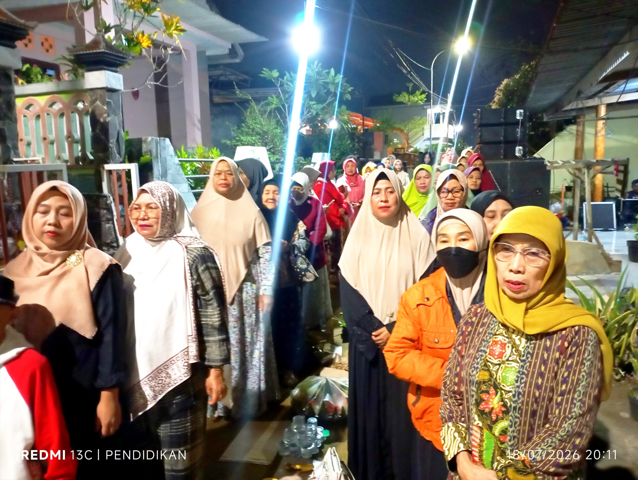 Tampak juga jamaah ibu -ibu juga turut serta dalam acara tasyakuran.