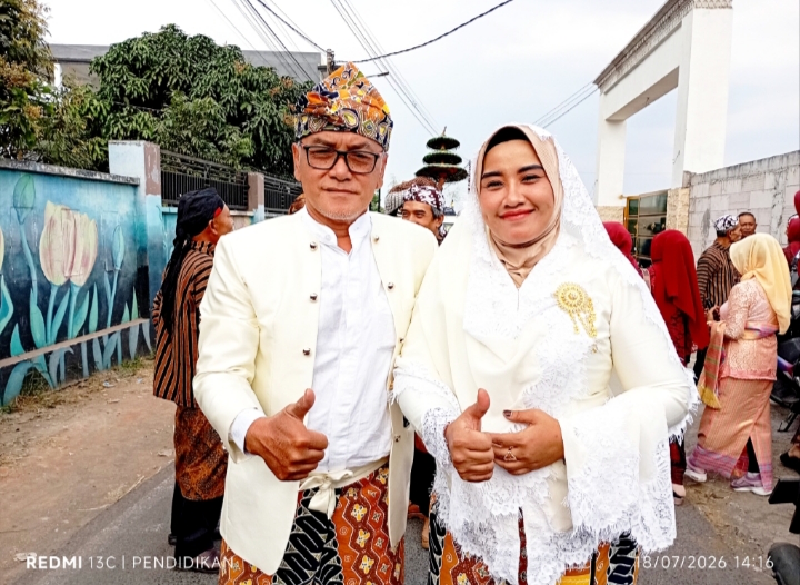 Kepala Dusun Caru ketika bersama istri mengikuti rangkaian kirab budaya bersih Dusun.