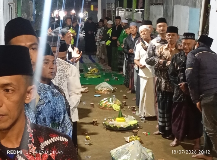 Tampak antusias warga masyarakat ketika mengikuti serangkaian kegiatan tasyakuran serta doa bersama.