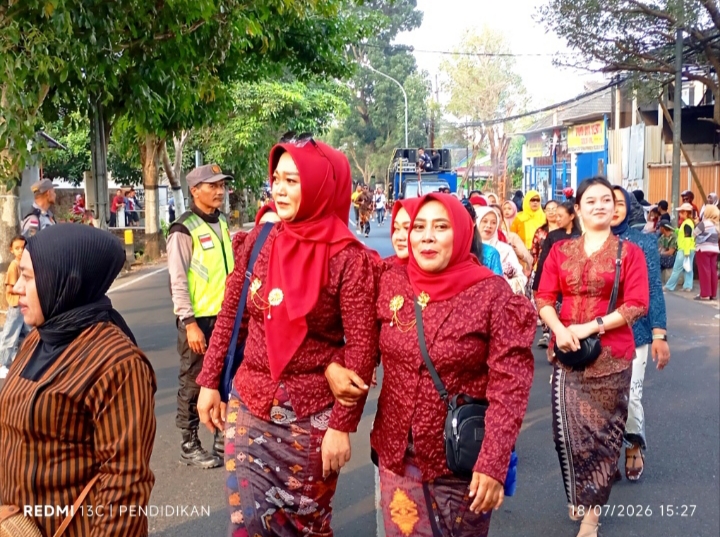 Tampak juga PKK Dusun Caru juga turut serta dalam bersih Dusun.