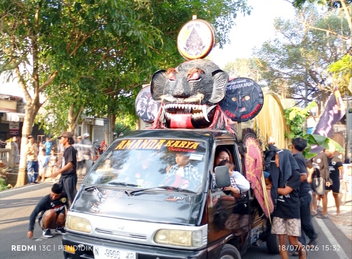 Tampak kesenian Sanduk dengan antusias mengikuti bersih dusun.