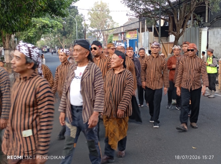 Tampak jajaran RT/RW beserta pengurus dengan antusias mengikuti kegiatan bersih Dusun.