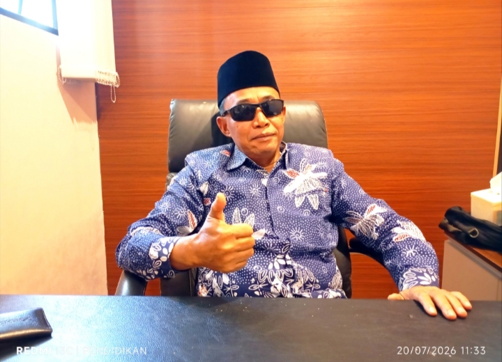 Ketua KPU Kota Batu ketika berada di tempat kerjanya.