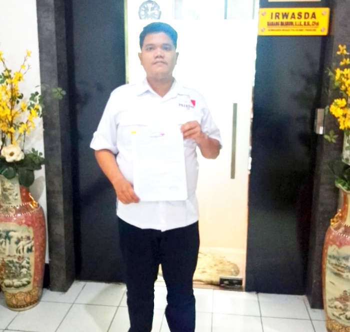 Tampak kuasa hukum menunjukan surat surat ketika berada di lokasi.