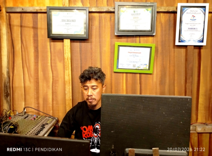 Pendiri MTH Production, Muhammad Basori Alwi yang akrab disapa Alex Basori ketika ditempat kerjanya.