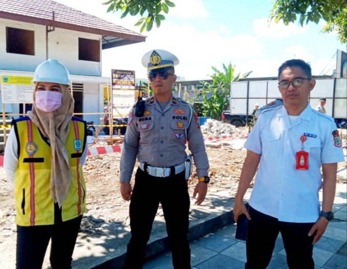 Tampak Dinas PUPR Kota Batu, Lantas Polres Batu, Dinas Perhubungan Kota Batu ketika di lokasi. 
