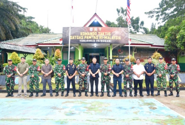 Tampak Petugas Bea Cukai bersama sama Satgas Pamtas
RI - Malaysia Yonarmed 19/Bogani
Kodam XIII/Merdeka