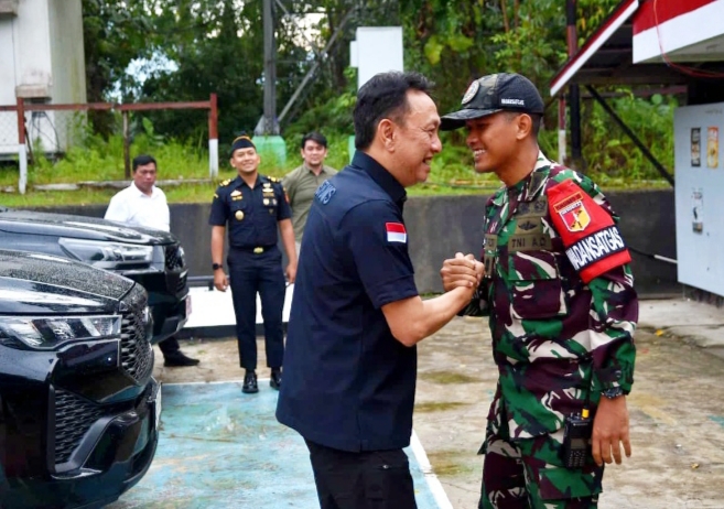 Tampak petugas Bea Cukai di Terima dengan baik oleh Satgas Pamtas
RI - Malaysia Yonarmed 19/Bogani
Kodam XIII/Merdeka