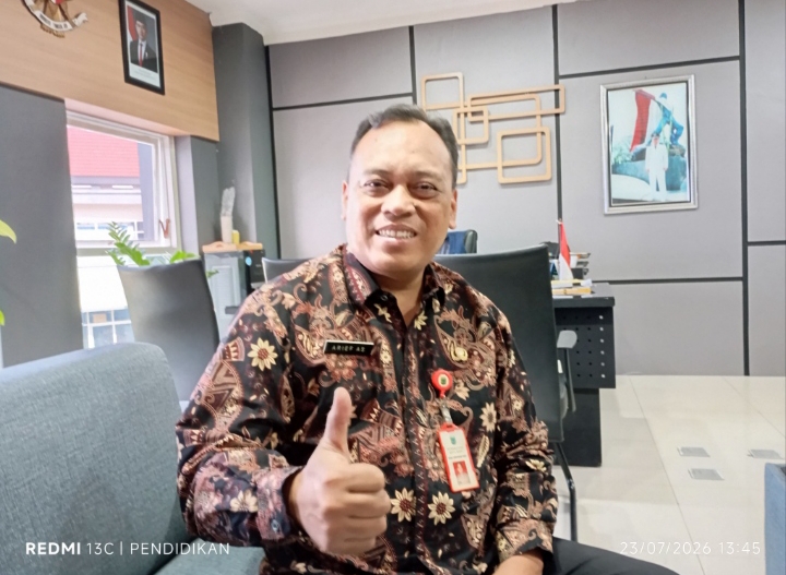 Kepala Dinas Perumahan dan Kawasan Permukiman (Disperkim) Kota Batu, Drs. Arief As Siddiq, M.H ketika diruang kerjanya.