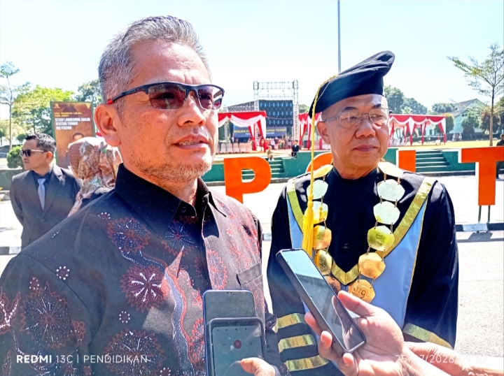 Pelaksana Tugas Kepala Dinas Pendidikan Kota Batu Mohammad Nur Adhim, AP., M.AP., yang hadir mewakili Pemerintah Kota Batu ketika memberikan keteranganya ke awak media. 