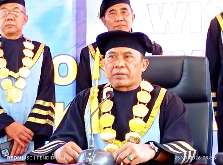 Letjen TNI Dr. Mohamad Hasan, S.H., M.H., selaku Komandan Kodiklatad ketika memberikan keteranganya ke awak media. 