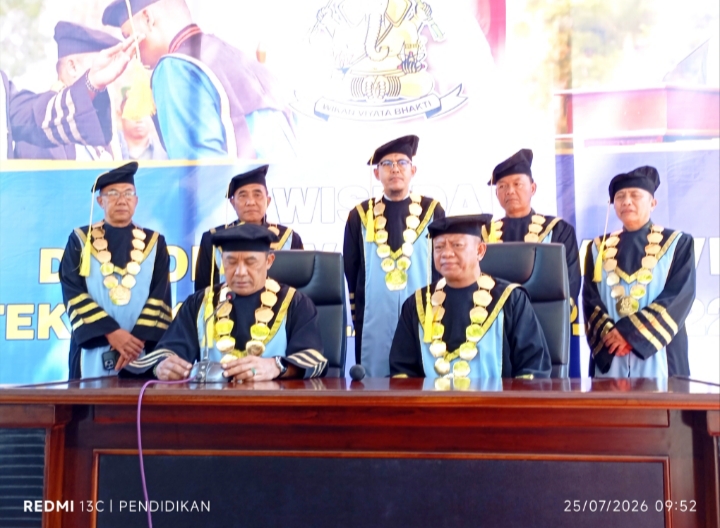 Komandan Poltekad, Brigjen TNI Dr. Indarto Kusnohadi, S.I.P., S.H., M.H., M.M. ketika bersama Letjen TNI Dr. Mohamad Hasan, S.H., M.H., selaku Komandan Kodiklatad. 