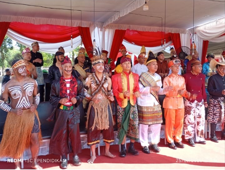 Tampak para mahasiswa juga berpenampilan adat budaya di Indonesia. 