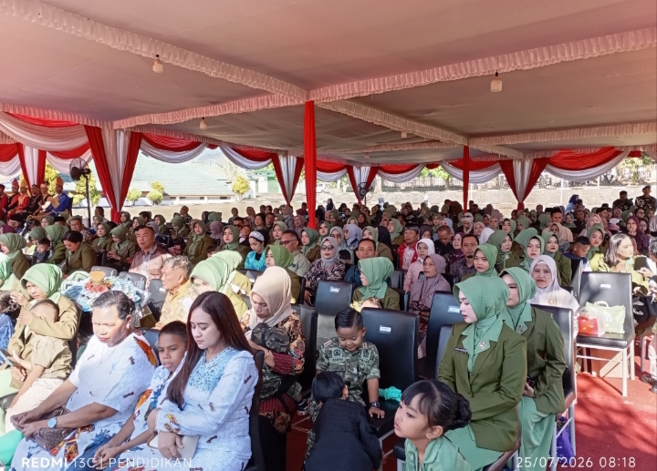 Tampak ratusan undangan dengan khidmat mengikuti serangkaian kegiatan wisuda. 