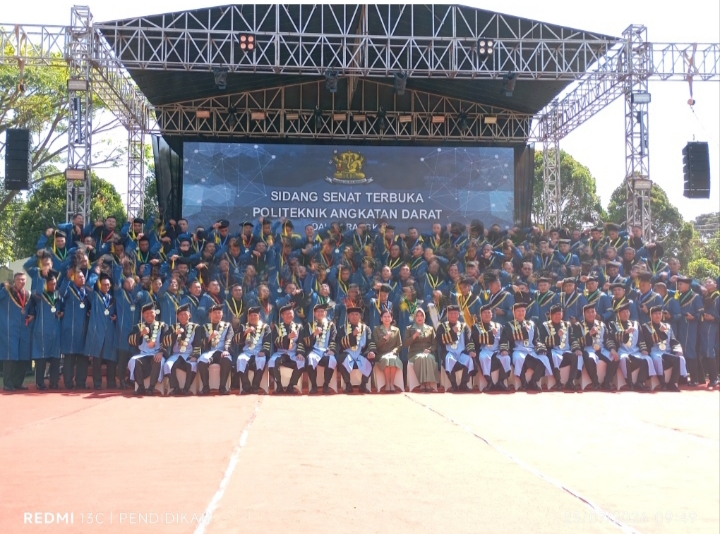 Tampak seluruh mahasiswa bersama para pimpinan TNI AD. 