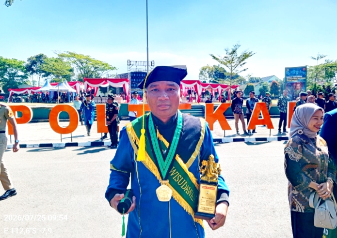 Serka Achmad Saiful Rohman ketika seusai wisuda dengan membawa tropi penghargaan. 