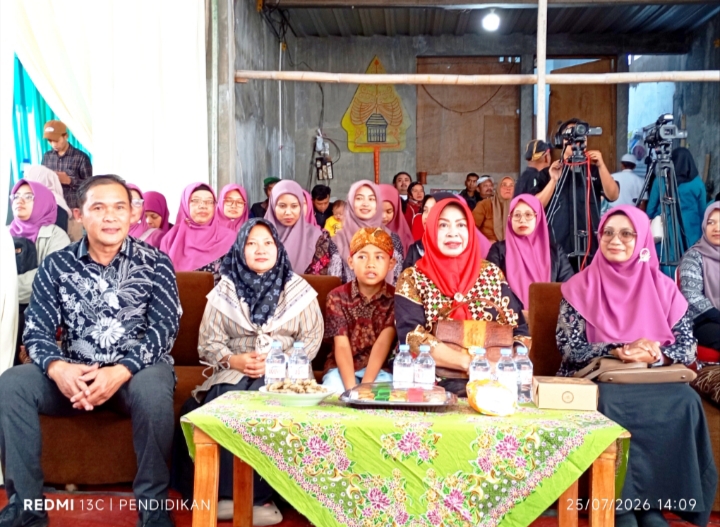 Tampak depan sebelah kiri Sekretaris Camat Bumiaji dengan antusias mengikuti serangkaian kegiatan Gebyak Budaya Wayang Kulit.