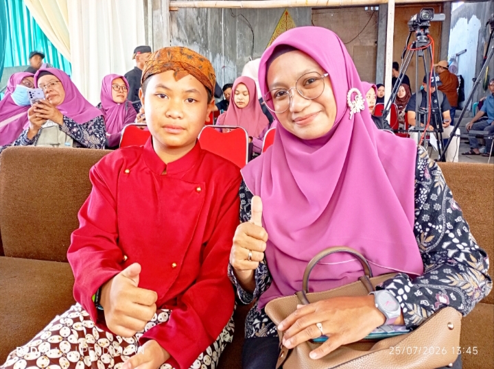Kepala Sekolah MI Miftahul Ulum Ketika bersama Ki Aghani dalang Cilik yang merupakan siswa kelas VI, MI Miftahul Ulum.