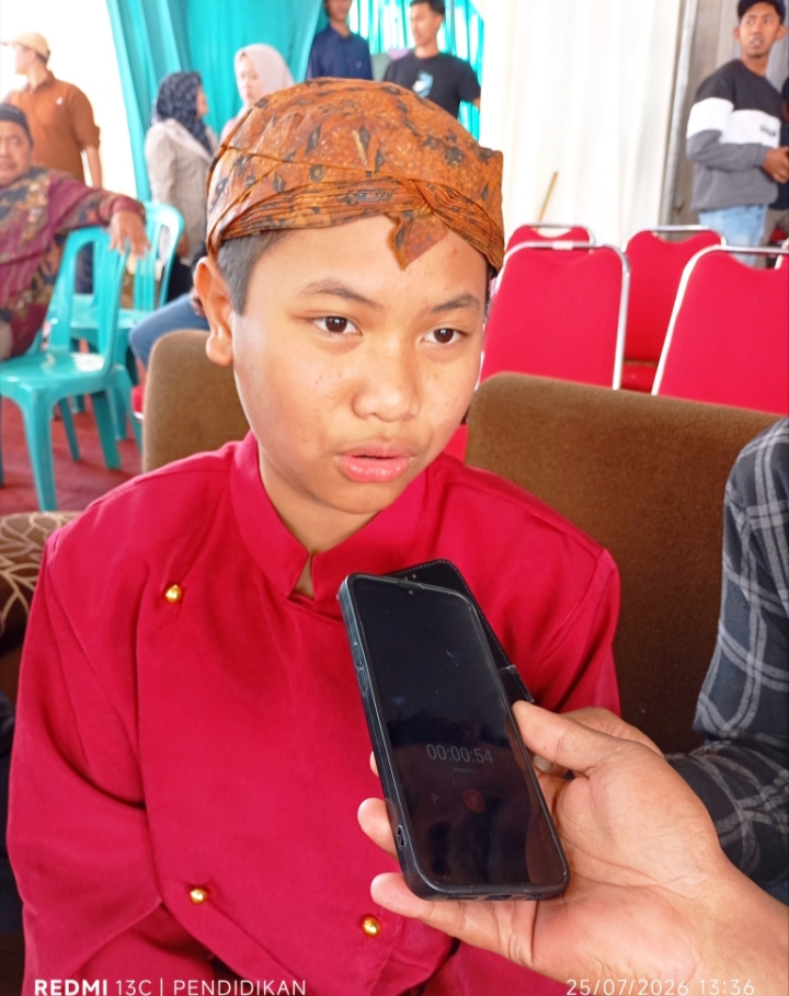 Dalang Cilik Asli Kota Batu Ki Arghani ketika memberikan keteranganya ke awak media.