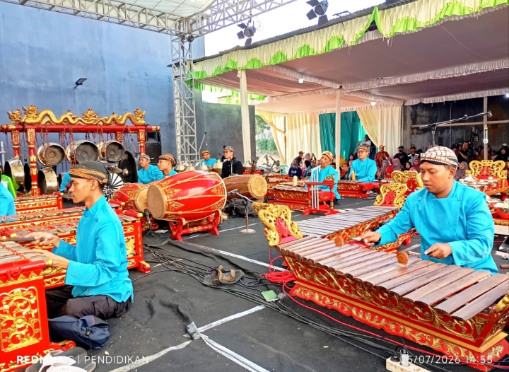 Sanggar Purbo Laras tampak semangat dan kompak dalam memainkan alat musiknya.