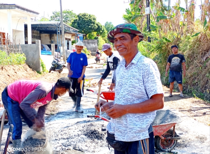 Sebagai Tokoh masyarakat, Sutrisno juga antusias mengikuti kerja bakti bersama warga masyarakat.